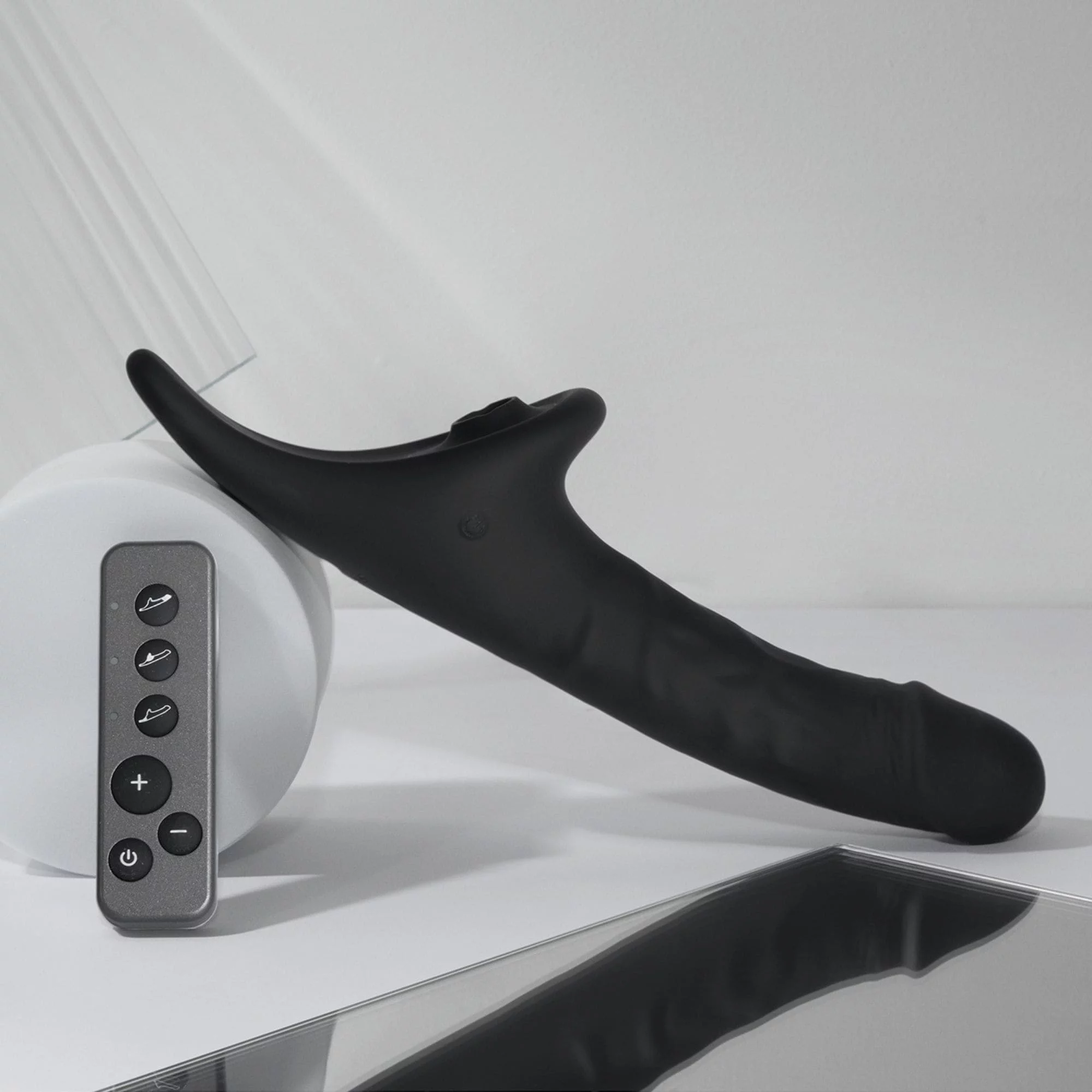 Фаллоимитатор Strap-on-me MULTI ORGASM REALISTIC c клиторальной стимуляцией и вибрацией, M, черный_3